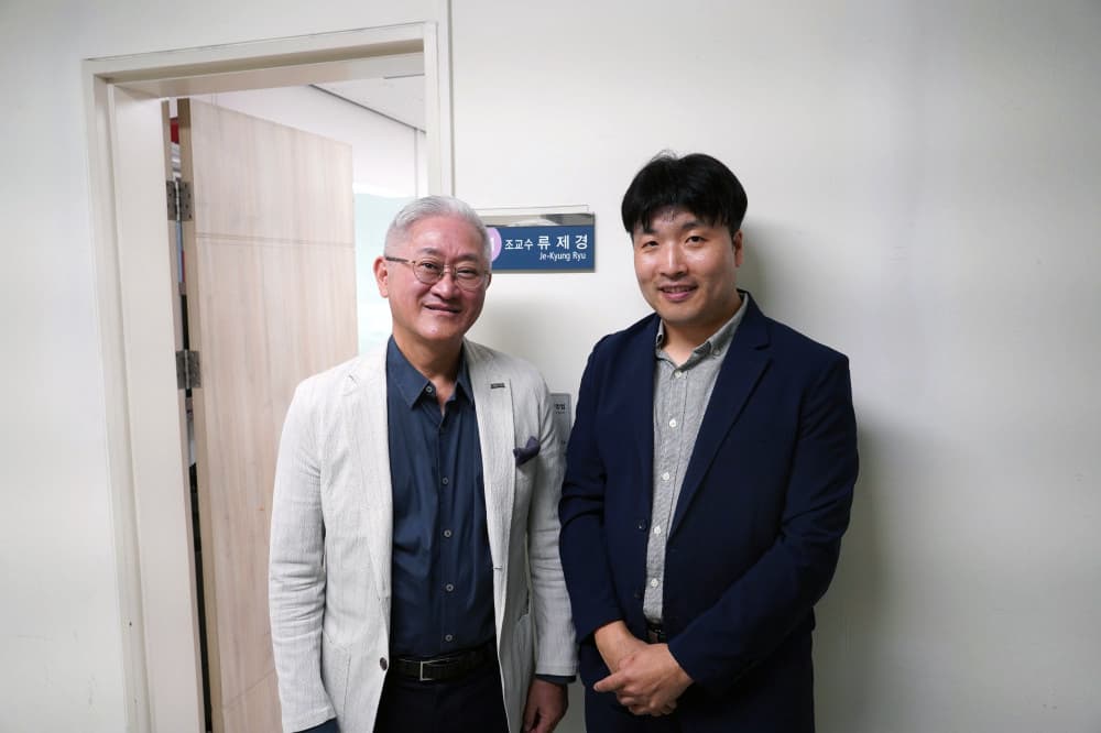 The chairman of SUHF visited our lab to encourage us!