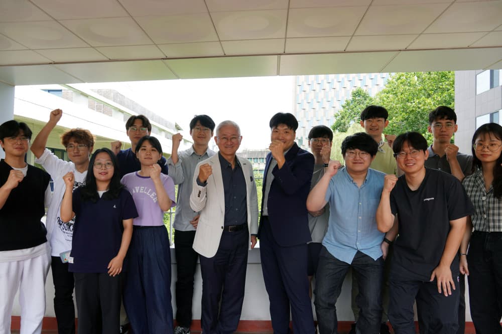 The chairman of SUHF visited our lab to encourage us!